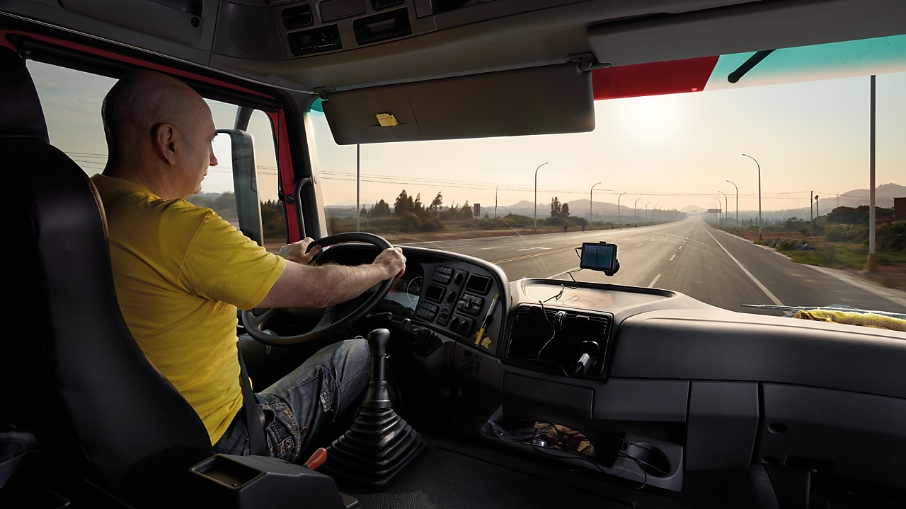 boş yolda giden kamyon sürücüsü