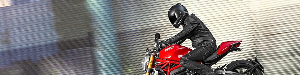 Motosikletler için Üstün Motor Yağı kullanan motosikleti süren erkek