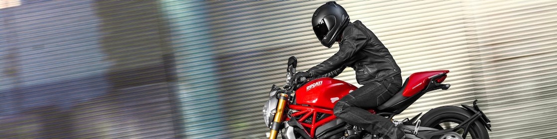 Motosikletler için Üstün Motor Yağı kullanan motosikleti süren erkek