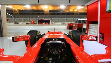 Scuderia Ferrari F1 aracı garajda