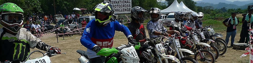 Motocross motosikletleri yarış başlama çizgisine sıralanmış