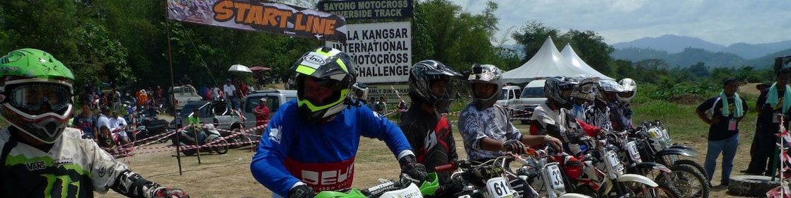 Motocross motosikletleri yarış başlama çizgisine sıralanmış