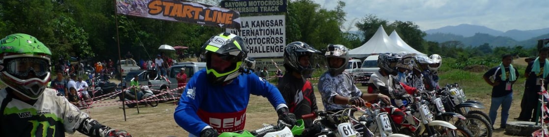 Motocross motosikletleri yarış başlama çizgisine sıralanmış