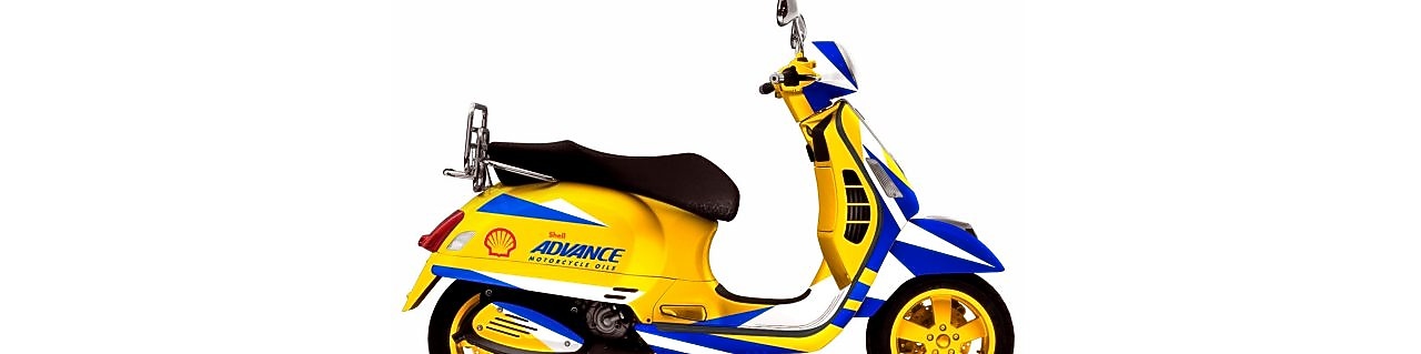Parlak renkli, Shell logolu scooter araç