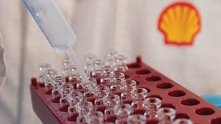 Yağ laboratuvarında test yapan bilim insanları