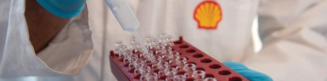 Yağ laboratuvarında test yapan bilim insanları