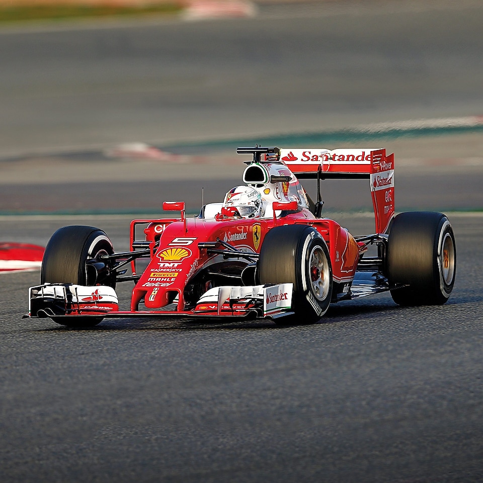 Yarış pistindeki kırmızı Scuderia Ferrari, İnovasyon İş birlikteliğine bir örnektir