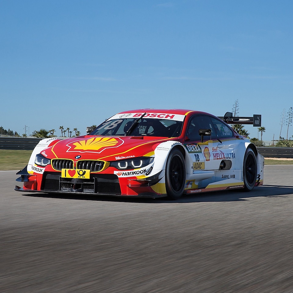 Yarış pistindeki kırmızı beyaz BMW yarış arabası, Shell Helix Ultra ile BMW’nin Teknoloji Partnerliğine örnek oluşturuyor