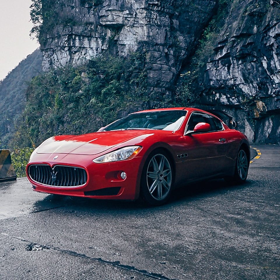 Shell Helix Ultra kullanan Maserati manzaralı dağ yolunda