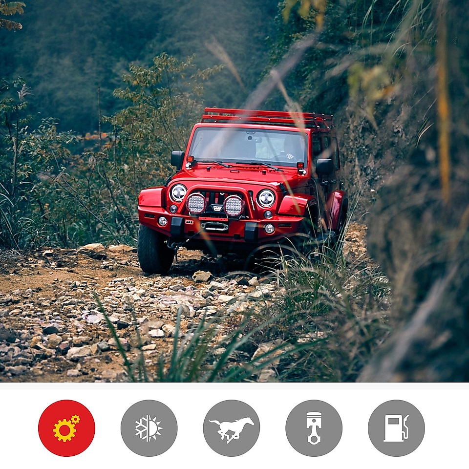 Engebeli yoldaki kırmızı bir Jeep, Shell Helix Ultra'nın motor stresine ve aşınmaya karşı nasıl koruma sağladığını gösteriyor