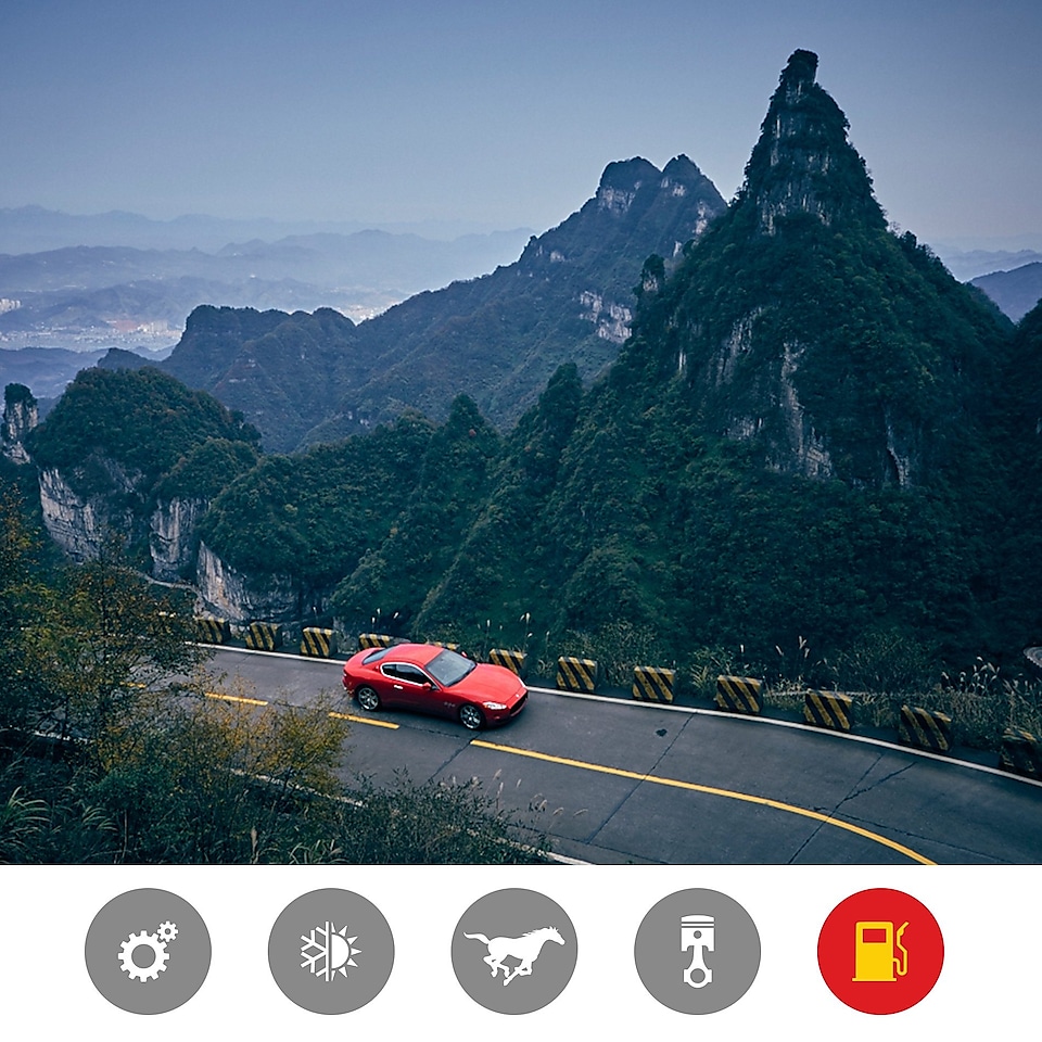 Kırmızı Maserati, Shell Helix Ultra’nın daha  yakıt ekonomisi sağladığını göstermek için dağ yolunda ilerliyor