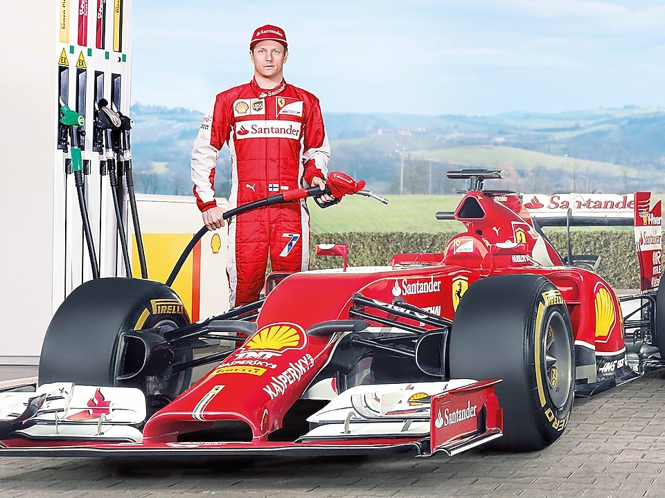 Ferrari F1 pilotu otomobile Shell Helix Ultra yağı koyuyor