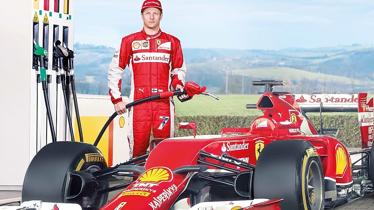 Ferrari F1 pilotu otomobile Shell Helix Ultra yağı koyuyor