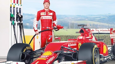 Ferrari F1 pilotu otomobile Shell Helix Ultra yağı koyuyor