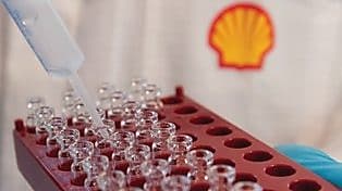 Yağ laboratuvarında test yapan bilim insanları