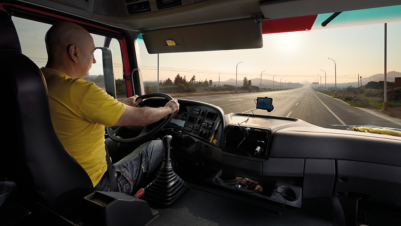 boş yolda giden kamyon sürücüsü