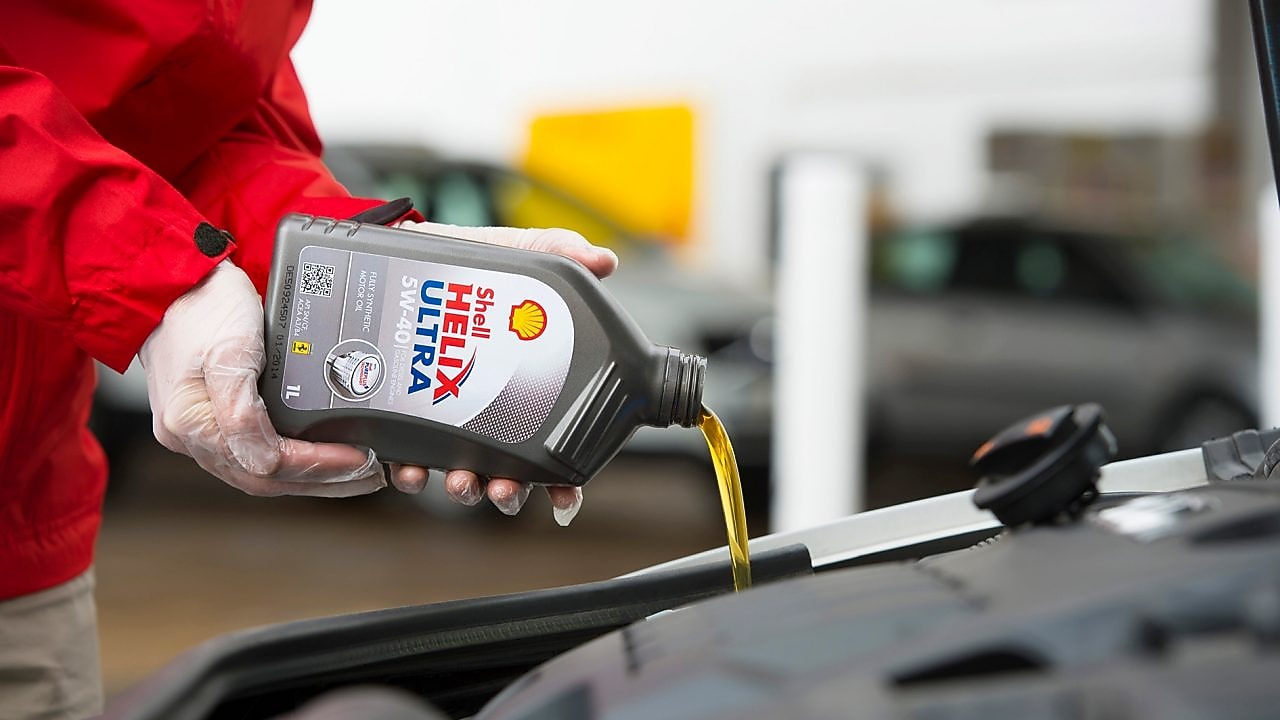 Bir motora Shell Helix Ultra koyuluyor
