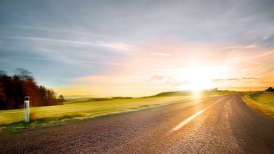 Gün batımında virajlı yol
