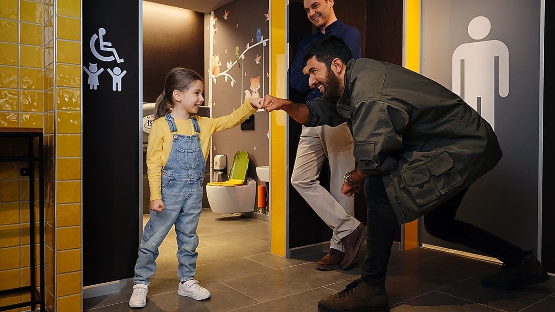 Havada, el yıkayan bir çocuk