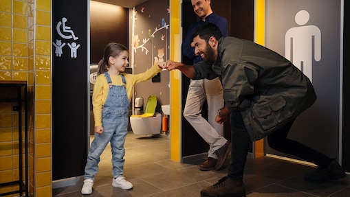 Havada, el yıkayan bir çocuk