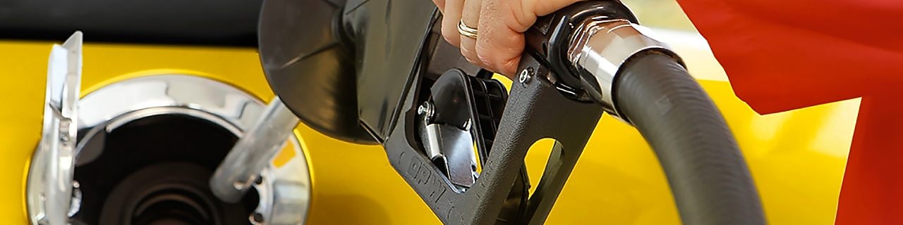 Birisi yakıt istasyonunda yakıt dolduruyor