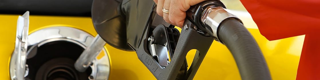 Birisi yakıt istasyonunda yakıt dolduruyor