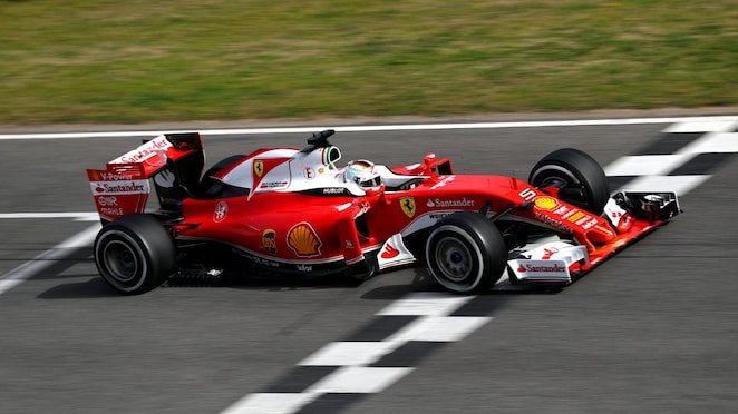 Ferrari 2016 Formula 1 yarış aracı bitiş çizgisini geçiyor
