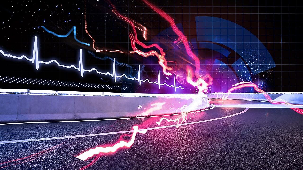 otoyolda pembe ve mavi ışıklar