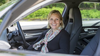 Vicki Butler-Henderson sürücü koltuğunda oturuyor