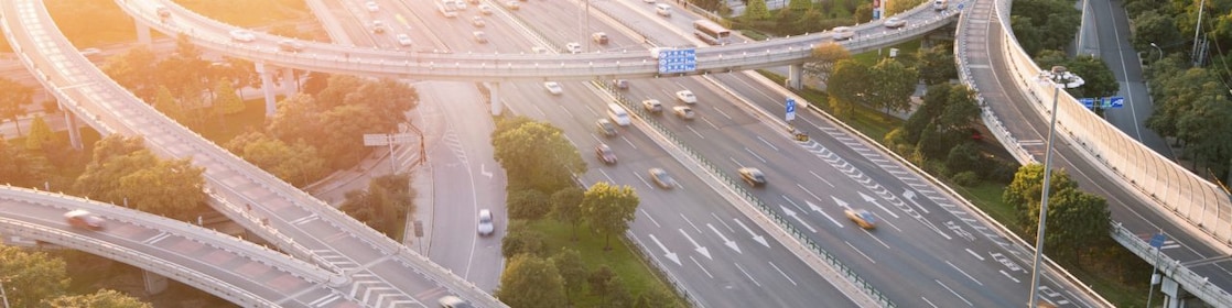 Otomobiller üst ve alt geçitli karmaşık karayolu altyapılarından geçiyor