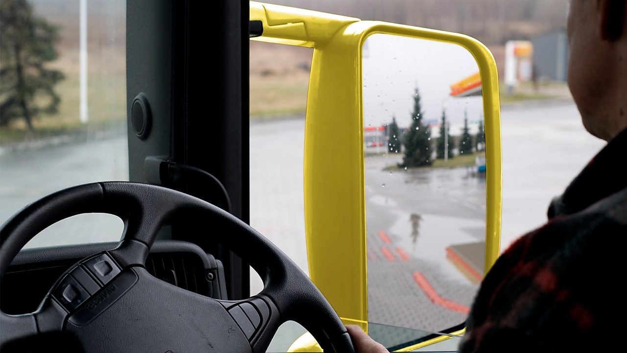 Bir el direksiyonu tutuyor