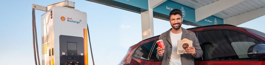 charge station with brand face Engin Akyürek Shell Recharge Türkiye olarak misafirlerimizin sürüşlerini keyifli kılabilmek, güvenilir ve erişilebilir bir şarj hizmeti sunmak için çalışmalarımıza devam ediyoruz.