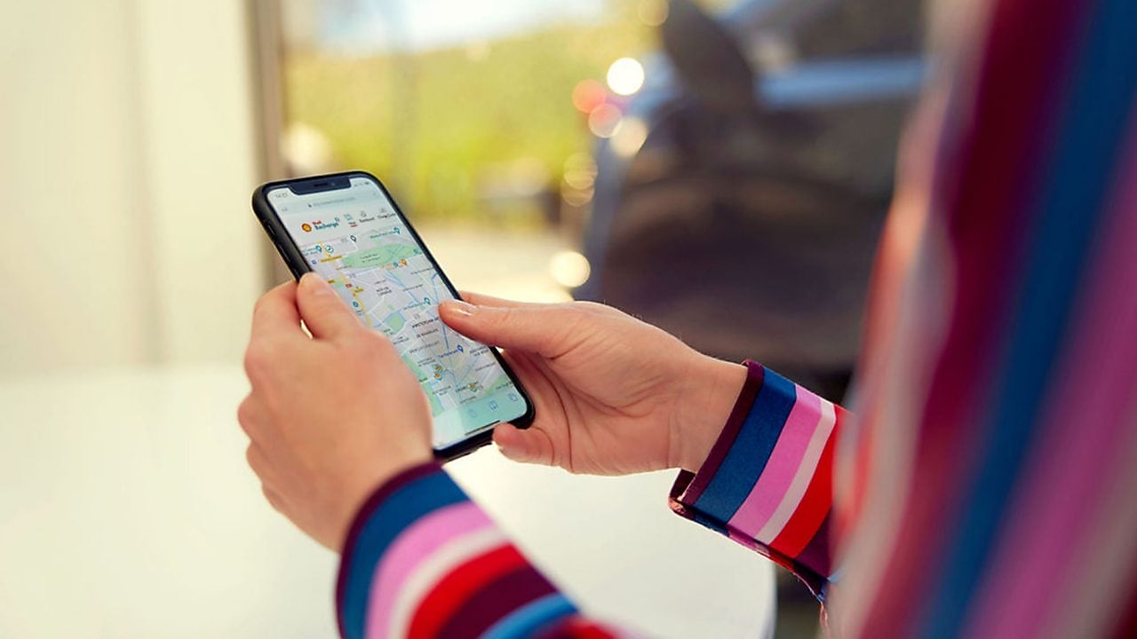 Shell Recharge Türkiye Mobil Uygulamasını, App Store ve Google Play Store mağazalarından ücretsiz olarak indirip Shell Recharge Türkiye dünyasına giriş yapabilirsiniz.