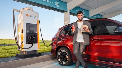 charge station with brand face Engin Akyürek Shell Recharge Türkiye olarak misafirlerimizin sürüşlerini keyifli kılabilmek, güvenilir ve erişilebilir bir şarj hizmeti sunmak için çalışmalarımıza devam ediyoruz.