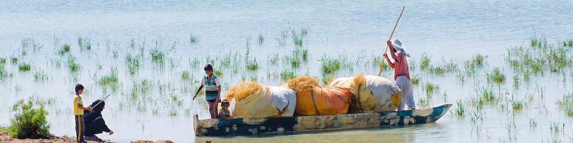 Irak'ta Majnoon projesi yakınında sele kapılan Hawizeh Bataklığı'nı geçen yerel halk