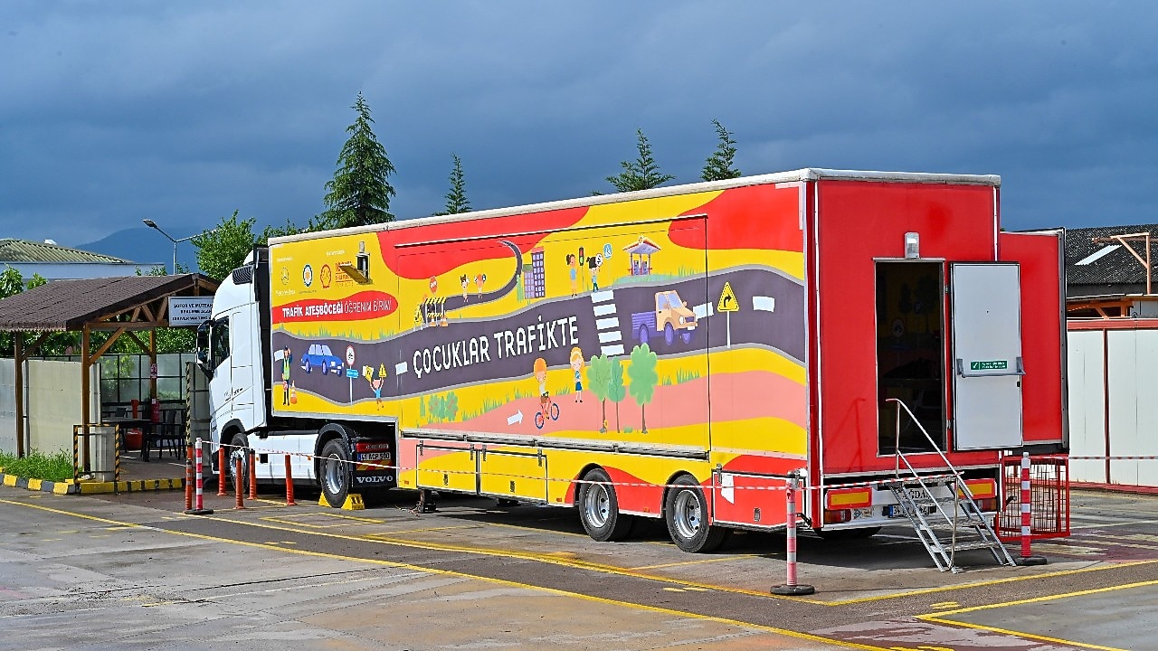 Kids holding placards with the name of the Road Safety project on it