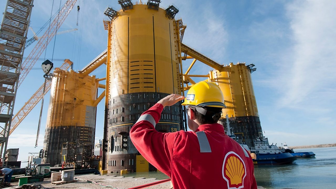  İnşaat halindeki platformdan bakan mühendis