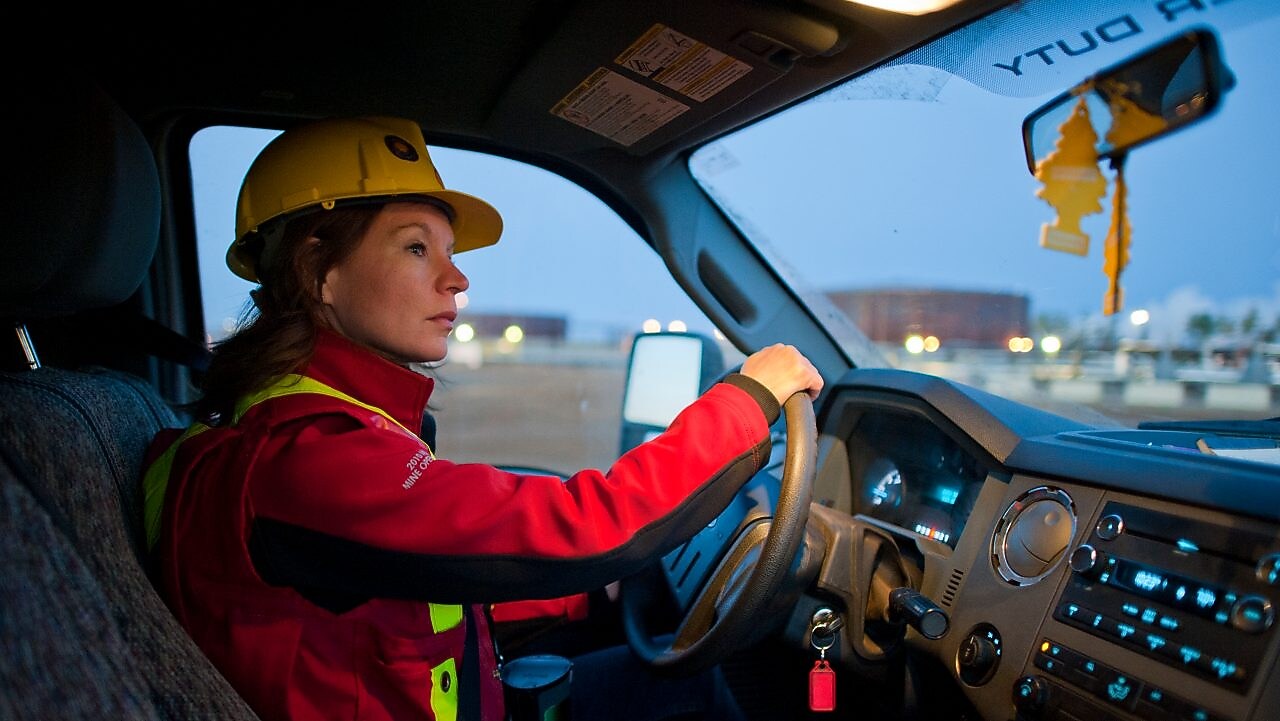 Araç sürerken emniyet ekipmanı kullanan bir kadın