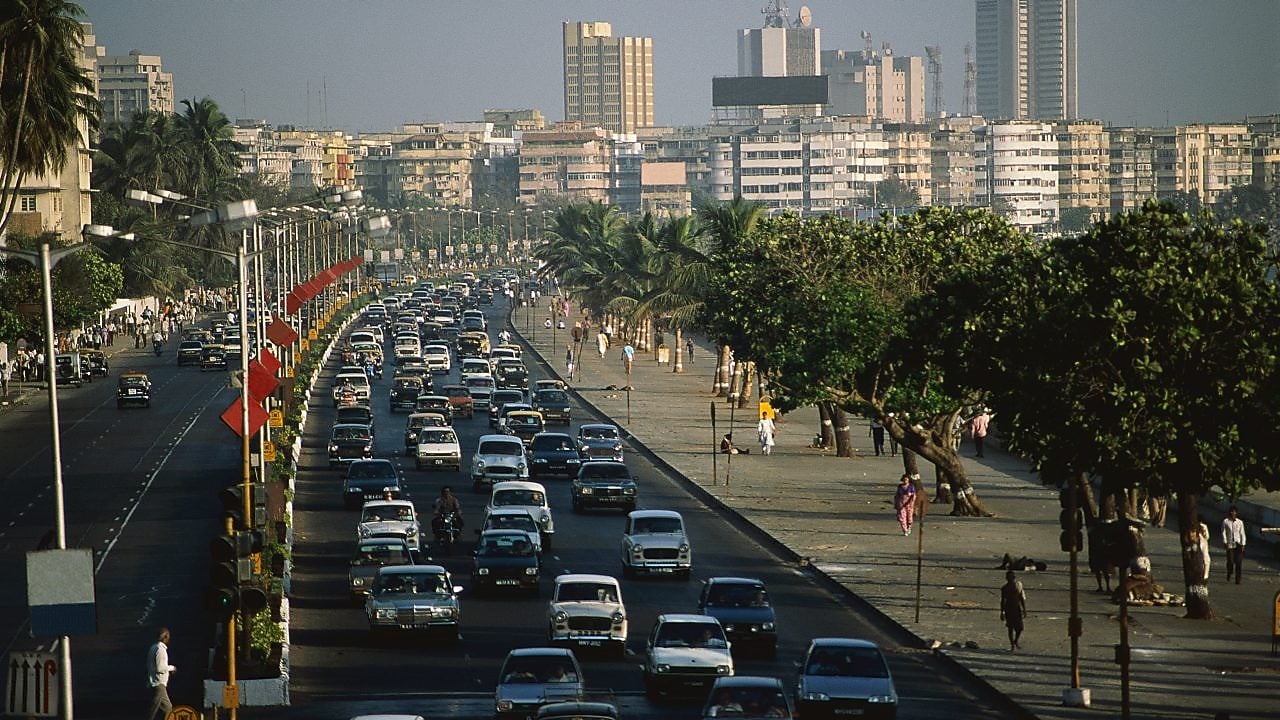 Hindistan, Bombay, Marine Drive'da trafik sıkışıklığı