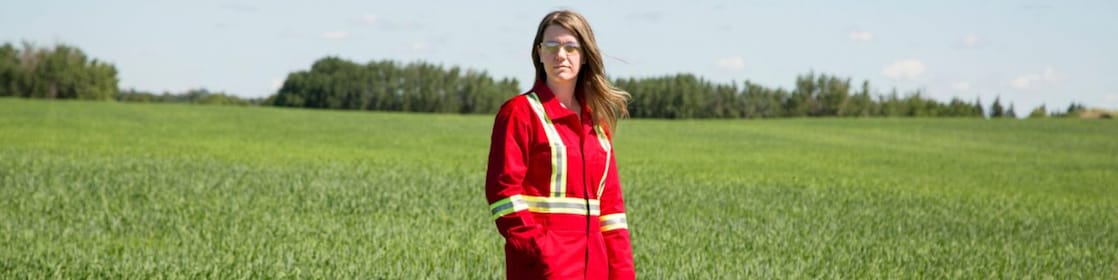 Alberta, Kanada'da, Edmonton'un kuzeydoğusunda yer alan Quest C02 enjeksiyon kuyusuna yakın bir sahada duran Shell çalışanı